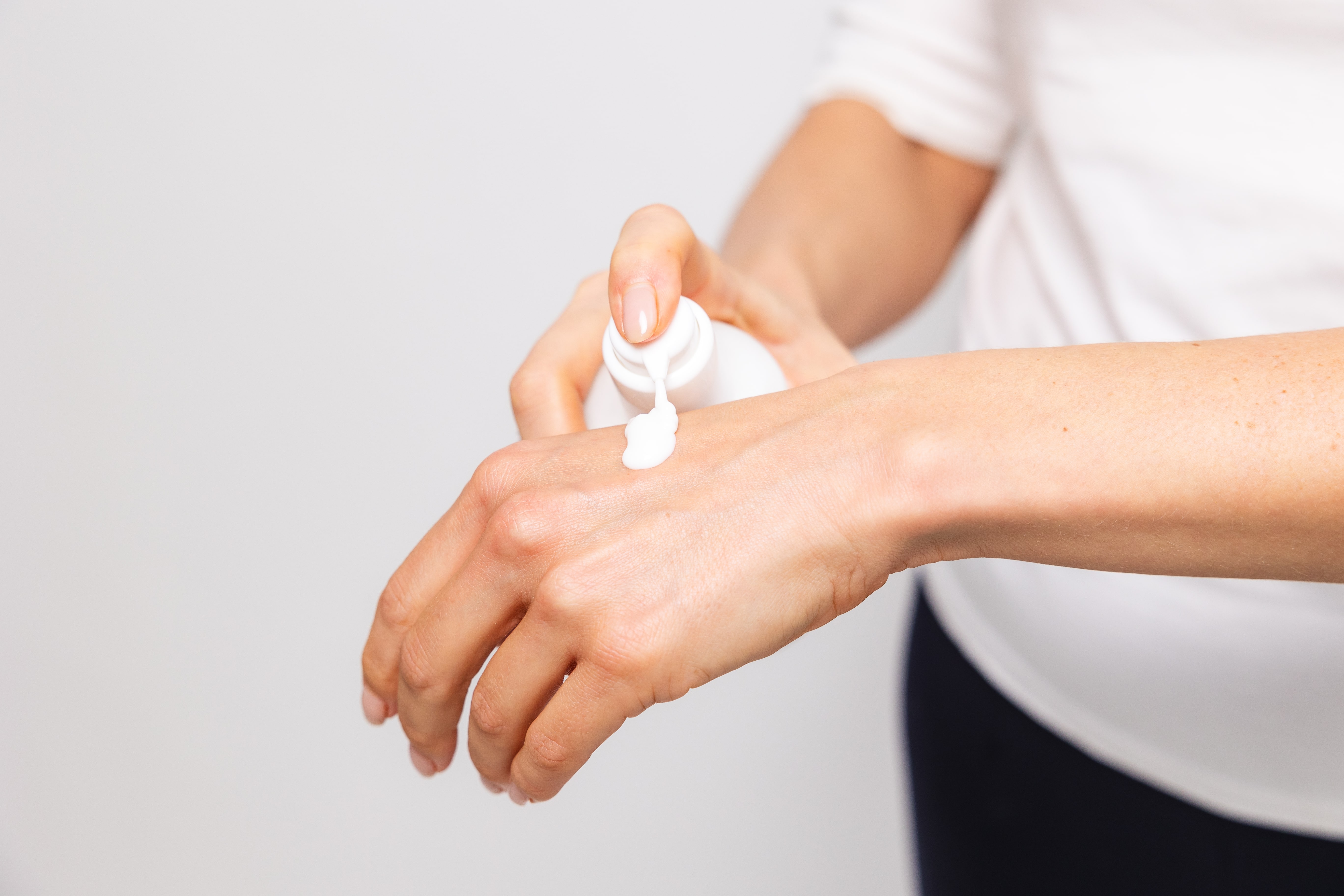 Bodylotion wird auf der Hand aufgetragen von einer echten Kundin.